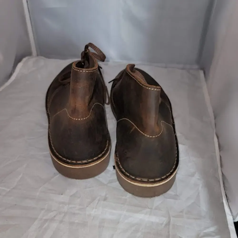 Clarks Chukka Boot Dark Brown leather lace up rubber sole Size 8.5M